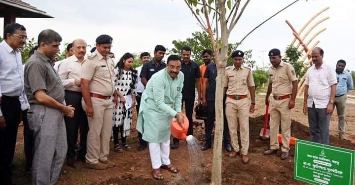 बॉटनिकल गार्डनचे काम सर्वांच्या समन्वयातून वेळेत पूर्ण करा; पालकमंत्र्यांनी घेतला कामकाजाच्या आढावा.