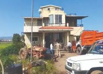 इगतपुरी तालुक्यातील घोटी परिसरात शनिवारी  मध्यरात्री दरोडेखोरांनी दोन ठिकाणी सशस्त्र दरोडा घालत 3 लाख 38 हजारांचा ऐवज लंपास.