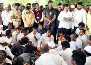 घारगाव : घरकुल योजनेंतर्गत घरकुल मिळावे यासाठी विधानसभेतील विरोधी पक्ष नेते अजित पवार यांचा थेट आदिवासी विकासमंत्री डॉ. विजय कुमार गावित यांना फोन