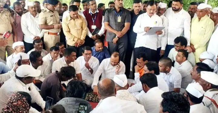 घारगाव : घरकुल योजनेंतर्गत घरकुल मिळावे यासाठी विधानसभेतील विरोधी पक्ष नेते अजित पवार यांचा थेट आदिवासी विकासमंत्री डॉ. विजय कुमार गावित यांना फोन