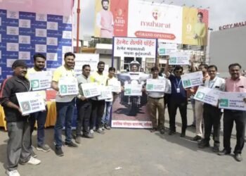 नाशिक: जागतिक ट्रॉमा दिनानिमित्त शहरातील ट्रॅफिक सिग्नलवर रस्ते अपघातांबाबत जनजागृती अभियानाचे आयोजन.