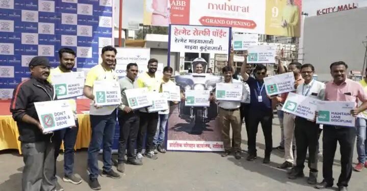 नाशिक: जागतिक ट्रॉमा दिनानिमित्त शहरातील ट्रॅफिक सिग्नलवर रस्ते अपघातांबाबत जनजागृती अभियानाचे आयोजन.