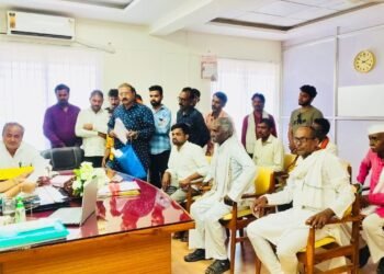 अतिवृष्टीमुळे शेतकऱ्यांच्या झालेल्या पिकांची नुकसान भरपाई द्या: माजी आमदार प्रा.राजु तिमांडे