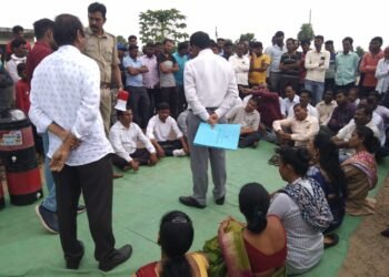 भाजपा यूवक पदाधिकाऱी व महिला आघाडीतर्फे धाबा पोडसा रोडवर चक्काजाम आंदोलन.