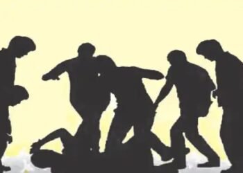 दारु घेतल्याचे पैसे मागितल्याचा राग आल्याने एका टोळक्याने युवकासह हॉटेल व्यवस्थापकास मारहाण.