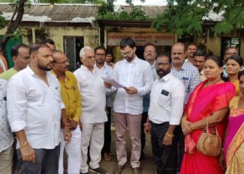 शिंदे फडणवीस सरकारने घेतलेला शाळा बंदचा निर्णय तात्काळ मागे घ्यावा अन्यथा जनआंदोलन, गोंडपिपरी तालुका काँग्रेसचे उपविभागीय अधिकाऱ्यांना निवेदन.