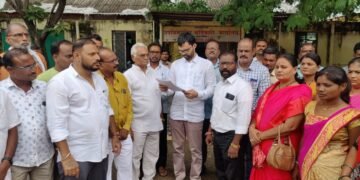 शिंदे फडणवीस सरकारने घेतलेला शाळा बंदचा निर्णय तात्काळ मागे घ्यावा अन्यथा जनआंदोलन, गोंडपिपरी तालुका काँग्रेसचे उपविभागीय अधिकाऱ्यांना निवेदन.