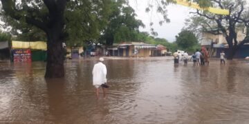 राहता तालुक्यातील अस्तगावात परतीच्या मुसळधार पावसाने जनजीवन विस्कळित, शासनाने मदत करावी नागरिकांची मागणी.