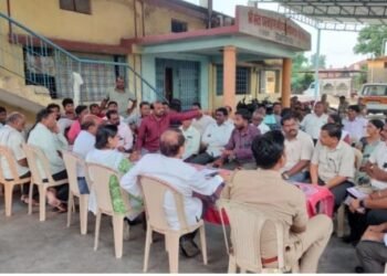 अखेर गोंडपिपरी धाबा हिवरा रस्त्याचे काम होणार सुरू; भाजपाच्या रस्तारोकोला यश; माजी आमदार संजय धोटेंनी घेतली अधिकाऱ्यांसोबत बैठक.