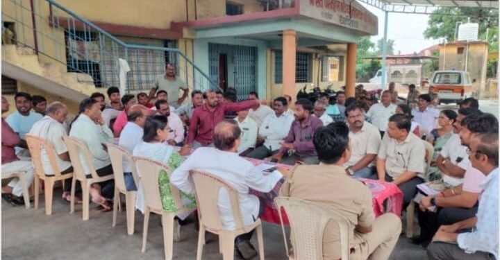 अखेर गोंडपिपरी धाबा हिवरा रस्त्याचे काम होणार सुरू; भाजपाच्या रस्तारोकोला यश; माजी आमदार संजय धोटेंनी घेतली अधिकाऱ्यांसोबत बैठक.