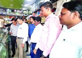 देवळाली कॅम्प हद्दीतील 10 मिठाई दुकानांतील मिठाईचे नमुने मुंबईत प्रयोगशाळेत तपासणीसाठी.