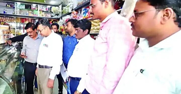 देवळाली कॅम्प हद्दीतील 10 मिठाई दुकानांतील मिठाईचे नमुने मुंबईत प्रयोगशाळेत तपासणीसाठी.