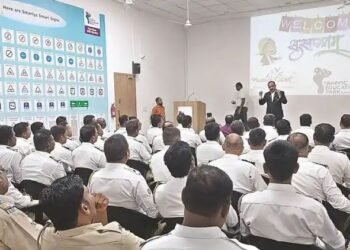 नाशिक फर्स्ट तर्फे वाहतुक पोलिसांना रस्ता वाहतुक सुरक्षा जागृती संदर्भात मार्गदर्शन.