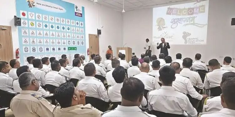 नाशिक फर्स्ट तर्फे वाहतुक पोलिसांना रस्ता वाहतुक सुरक्षा जागृती संदर्भात मार्गदर्शन.