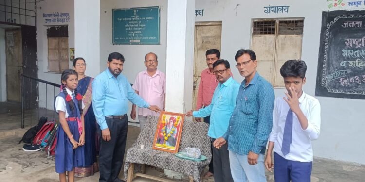 जनता हायस्कूल (डेपो शाखा) बल्लारपूर येथे आदिवासी क्रांतिवीर बाबुराव पुलेश्वर शेडमाके यांना आदरांजली.