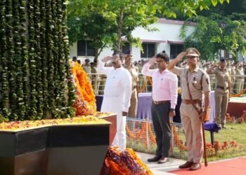 पोलिस स्मृतीदिनानिमित्त पालकमंत्र्यांच्या हस्ते हुतात्मा स्मारकास पुष्पचक्र अर्पण करून अभिवादन.