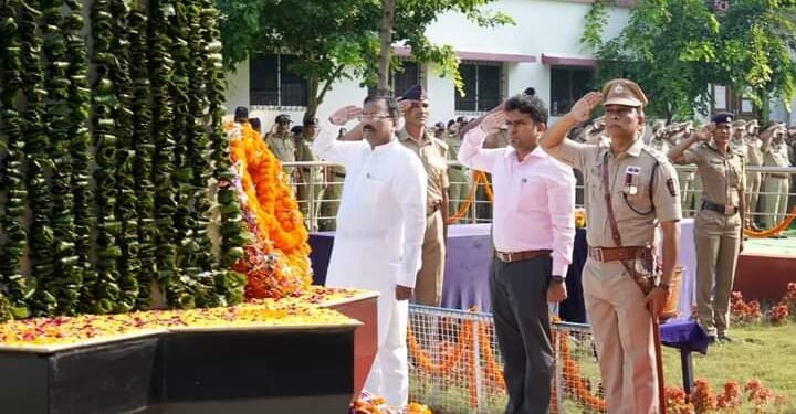 पोलिस स्मृतीदिनानिमित्त पालकमंत्र्यांच्या हस्ते हुतात्मा स्मारकास पुष्पचक्र अर्पण करून अभिवादन.