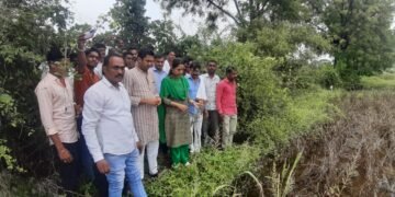 प्रशासनाला सोबत घेवून केज तालुक्यात खासदार डॉ. प्रीतम मुंडे शेतकर्‍यांच्या बांधावर.