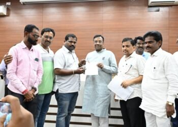 भाजपा यूवक पदाधिकाऱ्यांकडून गोंडपिंपरी तालुक्यातील विकासकामा संदर्भात मंत्री सूधीर मुनगंटीवार यांना निवेदन.