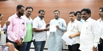 भाजपा यूवक पदाधिकाऱ्यांकडून गोंडपिंपरी तालुक्यातील विकासकामा संदर्भात मंत्री सूधीर मुनगंटीवार यांना निवेदन.