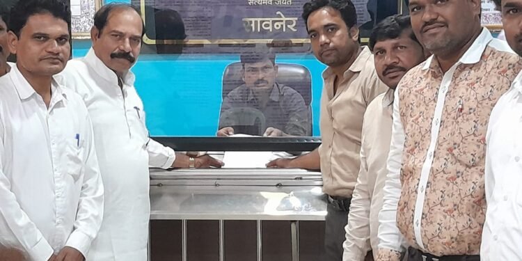 सावनेर तालुक्यात शेतकऱ्यांच्या दिवाळीवर अंधाराचे सावट, अजुन पर्यंत नुसकान भरपाई मिळाली नाही.