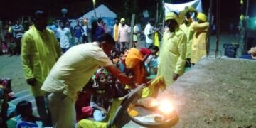 माजी जि.प.अध्यक्ष अजय कंकडालवार यांनी इंदाराम येथे वीर बाबूराव शेडमाके यांना केले अभिवादन.