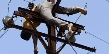 लाईनमन दीपक पेंदाम यांचा विजेच्‍या धक्‍क्‍याने आकस्मिक मृत्‍यु, पोभुर्णा येथील घटना.