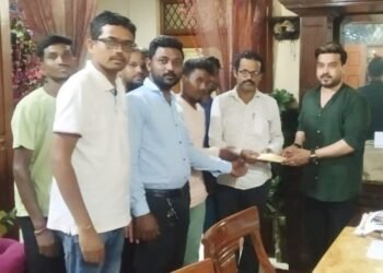 राजे अम्ब्रिशराव महाराज यांची ऊर्जा मित्र टिम एटापल्ली भामरागडला आर्थीक मदत.