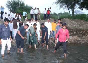 नैसर्गिक आपत्तीमुळे जिल्ह्यात झालेल्या जीवितहानीने खा. प्रितमताई मुंडे व्यथित, वाड्या-वस्त्यांवर पोहोचून ‘त्या’ कुटुंबांचे केले सांत्वन.