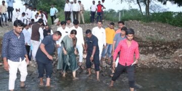 नैसर्गिक आपत्तीमुळे जिल्ह्यात झालेल्या जीवितहानीने खा. प्रितमताई मुंडे व्यथित, वाड्या-वस्त्यांवर पोहोचून ‘त्या’ कुटुंबांचे केले सांत्वन.