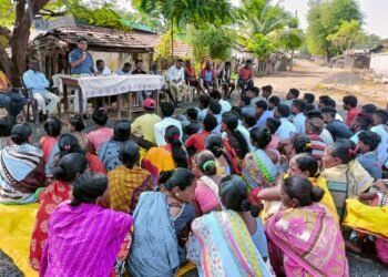 बारसेवाडा येथील ग्रामस्थांसोबत माजी आमदार दिपक दादा आत्राम यांनी साधला जनसंवाद.