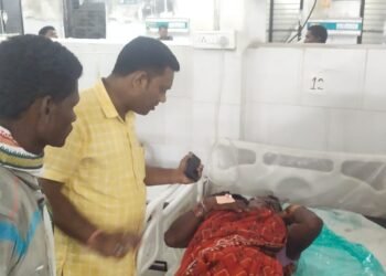 कोलपली शेतशिवारात बिबट्याच्या हल्ल्यात महिला जखमी; माजी जि. प. अध्यक्ष अजय कंकडालवार यांनी भेट देवून केली आर्थिक मदत.