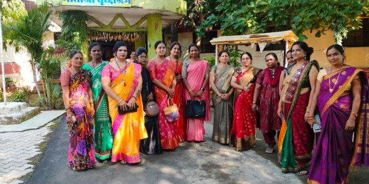 वृद्धाश्रमात असलेल्या आजी आजोबा सोबत दिवाळीचा आनंद साजरा, भाजपा राजुरा शहर महिला आघाडीचा प्रयत्न