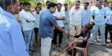 बारसेवाडा येथील अपंग मुलीला माजी आमदार दिपक दादा आत्राम यांच्याकडून अर्थसहाय्य.