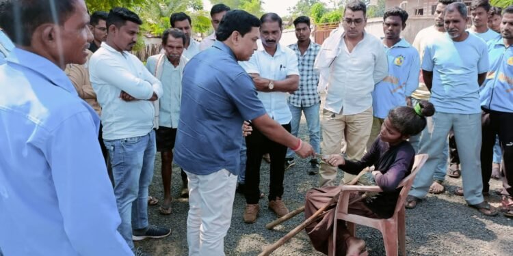 बारसेवाडा येथील अपंग मुलीला माजी आमदार दिपक दादा आत्राम यांच्याकडून अर्थसहाय्य.