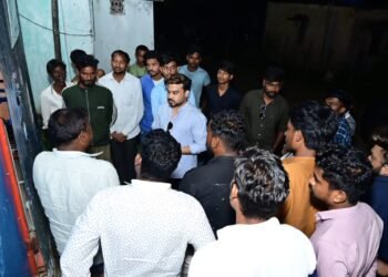 अहेरी तालुक्यातील पुसुकपल्ली गावातील आयुर्जल शुद्धजल केंद्राला राजे अम्ब्रिशराव आत्राम यांनी दिली भेट.