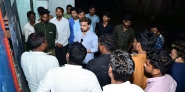 अहेरी तालुक्यातील पुसुकपल्ली गावातील आयुर्जल शुद्धजल केंद्राला राजे अम्ब्रिशराव आत्राम यांनी दिली भेट.