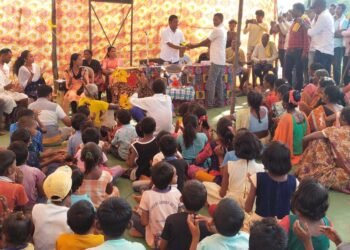 जी.प. माजी अध्यक्ष अजयभाऊ कंकडालवार यांनी मेटीगुड्ड्म येतील नागरिकांशी केली चर्चा; दिवाळी निमित्याने महिलाना साड़ी वितरण.