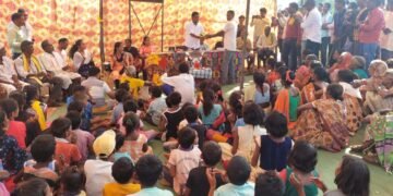 जी.प. माजी अध्यक्ष अजयभाऊ कंकडालवार यांनी मेटीगुड्ड्म येतील नागरिकांशी केली चर्चा; दिवाळी निमित्याने महिलाना साड़ी वितरण.