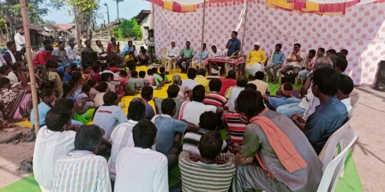 तांबळा येथील नागरिकांसोबत माजी आमदार दिपक दादा आत्राम यांनी साधला संवाद, जाणून घेतल्या नागरिकाच्या समस्या.