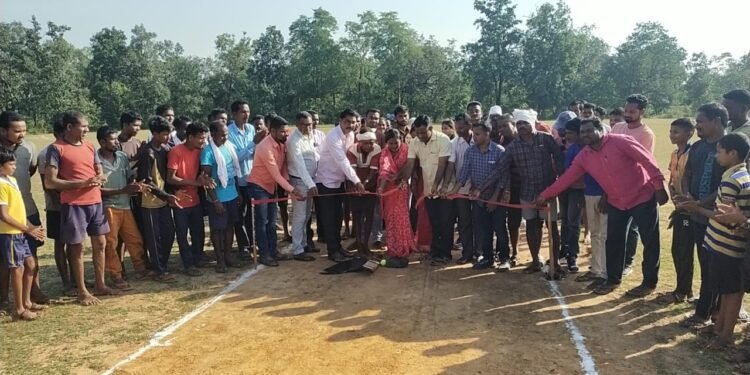 डी कॅपिटल क्रीडा मंडळ दुबई यांच्या वतीने भव्य टेनिस बॉल क्रिकेट व व्हॉलीबाल स्पर्धेचे माजी जी.प अध्यक्ष अजय कंकडालवार यांच्या हस्ते उदघाटन.