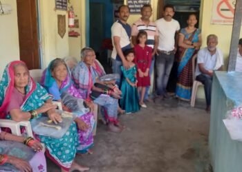 वर्धा: समता सैनिक दलाच्या अभिनव उपक्रम, वृद्धा आश्रमातील गरीब अनाथ वृद्धाना केले स्वेटरचे वाटप.