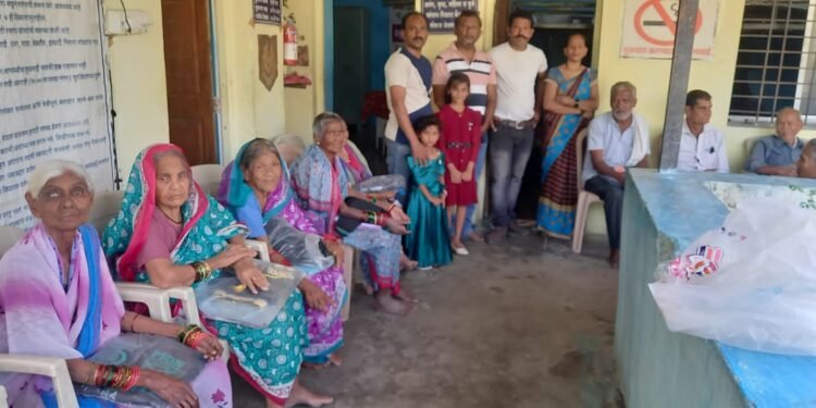 वर्धा: समता सैनिक दलाच्या अभिनव उपक्रम, वृद्धा आश्रमातील गरीब अनाथ वृद्धाना केले स्वेटरचे वाटप.