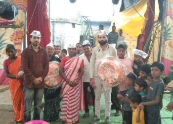 आम आदमी पार्टी देसाईगंज यांच्या वतीने  लहान मुलांना चलन यंत्र वाटप.