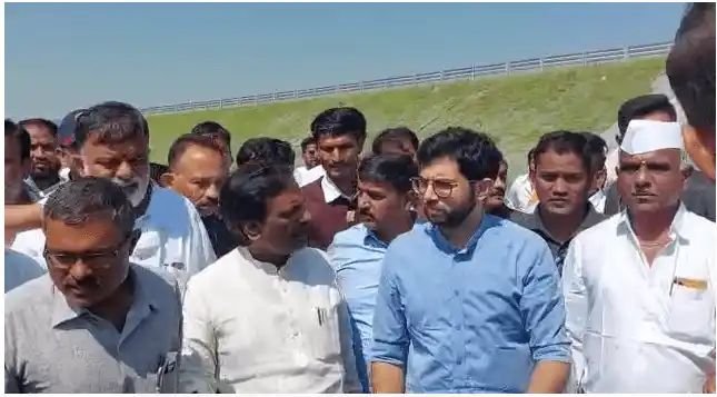 माजी मंत्री आदित्य ठाकरे यांचा नाशिक दौरा, शेतकऱ्यांच्या शेती पिकाची त्यांनी पाहणी.