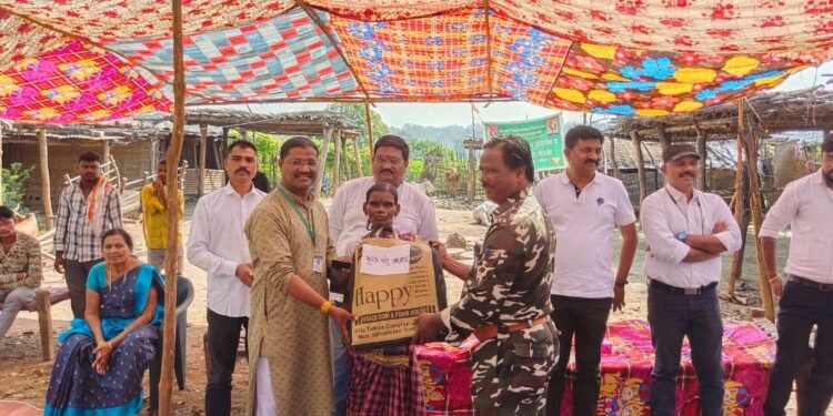बगलवाही कोलाम आदिवासी गुड्यावर दीपोत्सवाचे आयोजन, दुसर्यांना लागलेली भूक स्वतः अनुभवल्यास सेवाकार्य घडते: राहुल चव्हाण, ठाणेदार वीरूर