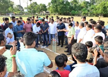 माजी राज्यमंत्री राजे अमरीशराव आत्राम यांच्या हस्ते गांधीनगर येथे क्रिकेट स्पर्धेचं उद्घाटन आणि मूलचेरा येथे फुटबॉल स्पर्धेचं बक्षीस वितरण.