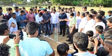 माजी राज्यमंत्री राजे अमरीशराव आत्राम यांच्या हस्ते गांधीनगर येथे क्रिकेट स्पर्धेचं उद्घाटन आणि मूलचेरा येथे फुटबॉल स्पर्धेचं बक्षीस वितरण.