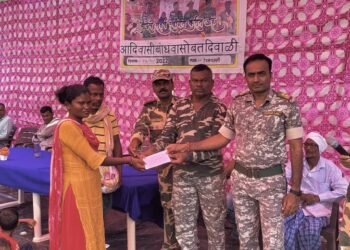 रेपणपल्ली पोलीस स्टेशन हद्दीत आदिवासी बांधवासोबत दिवाळी मोठया उत्साहात साजरा.