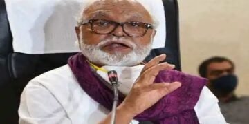 पुन्हा महाराष्ट्राचा एक प्रकल्प गुजरातने पळवला, राज्य सरकारवर विरोधी पक्षाचा हल्लाबोल.